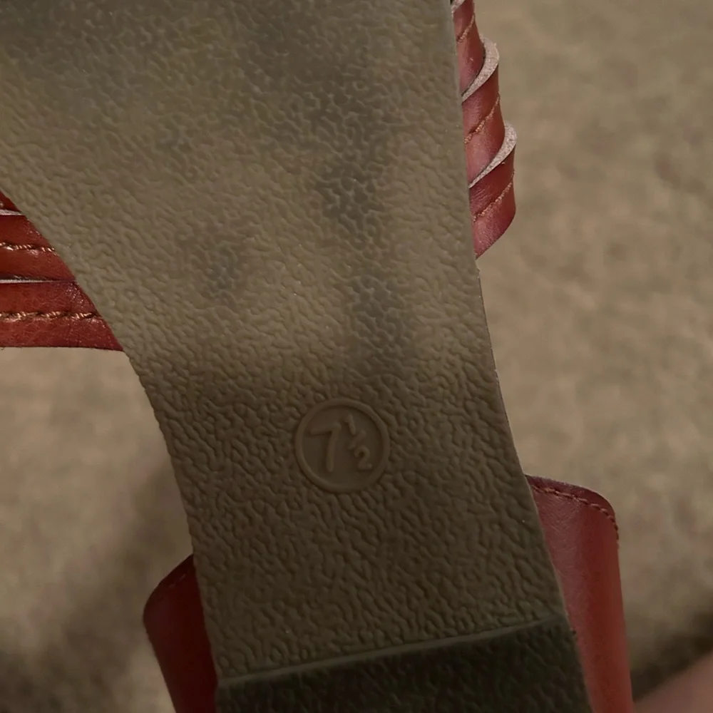 Universal Thread Sandals - Picture 3 of 3